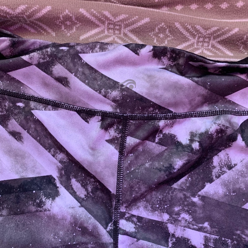 Patterned Capri Leggings - Picture 2 of 5